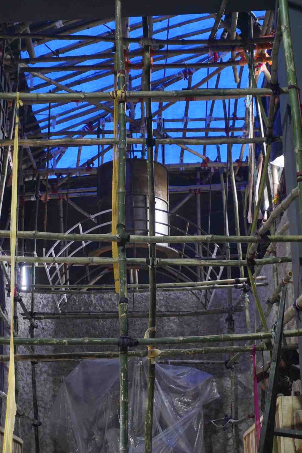 এ বার পুজোয় আপনি যদি কলকাতার সিকদার বাগান সাধারণ দুর্গোৎসবের মণ্ডপে পৌঁছে যান, তা হলে হয়তো এমনই সব প্রশ্নের আনাগোনা শুরু হবে আপনার অন্তরে।