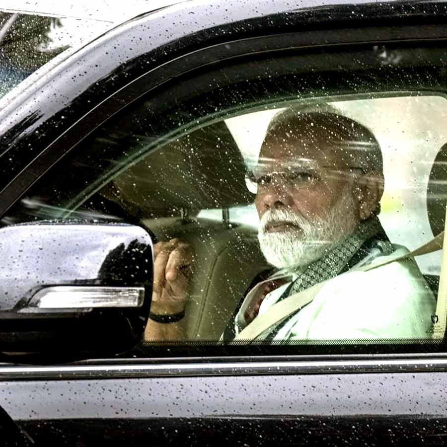 ফোর্ট উইলিয়ামে ঢোকার আগে প্রধানমন্ত্রী নরেন্দ্র মোদী।