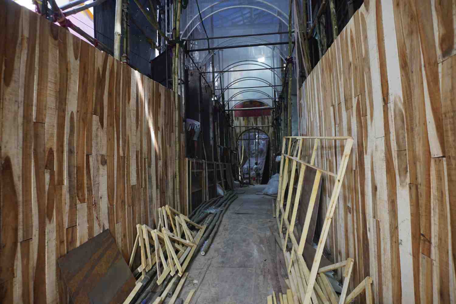 গভীর বার্তাবাহী এই থিম পুজো মণ্ডপে ফুটিয়ে তুলতে ব্যবহার করা হচ্ছে টিন, কাঠ, জানলা, দরজা, প্লাস্টার অফ প্যারিসের মতো নানা উপকরণ বা সামগ্রী।   (এই প্রতিবেদনটি ‘আনন্দ উৎসব’ ফিচারের একটি অংশ)।