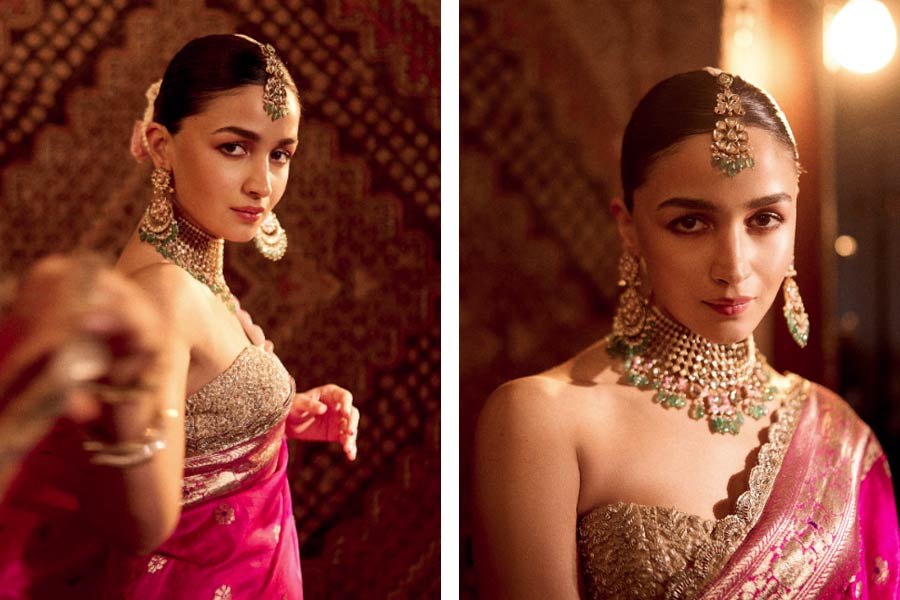 অফ শোল্ডার ব্লাউজ়ের সঙ্গে চোকার নেকলেস পরেছেন আলিয়া। 