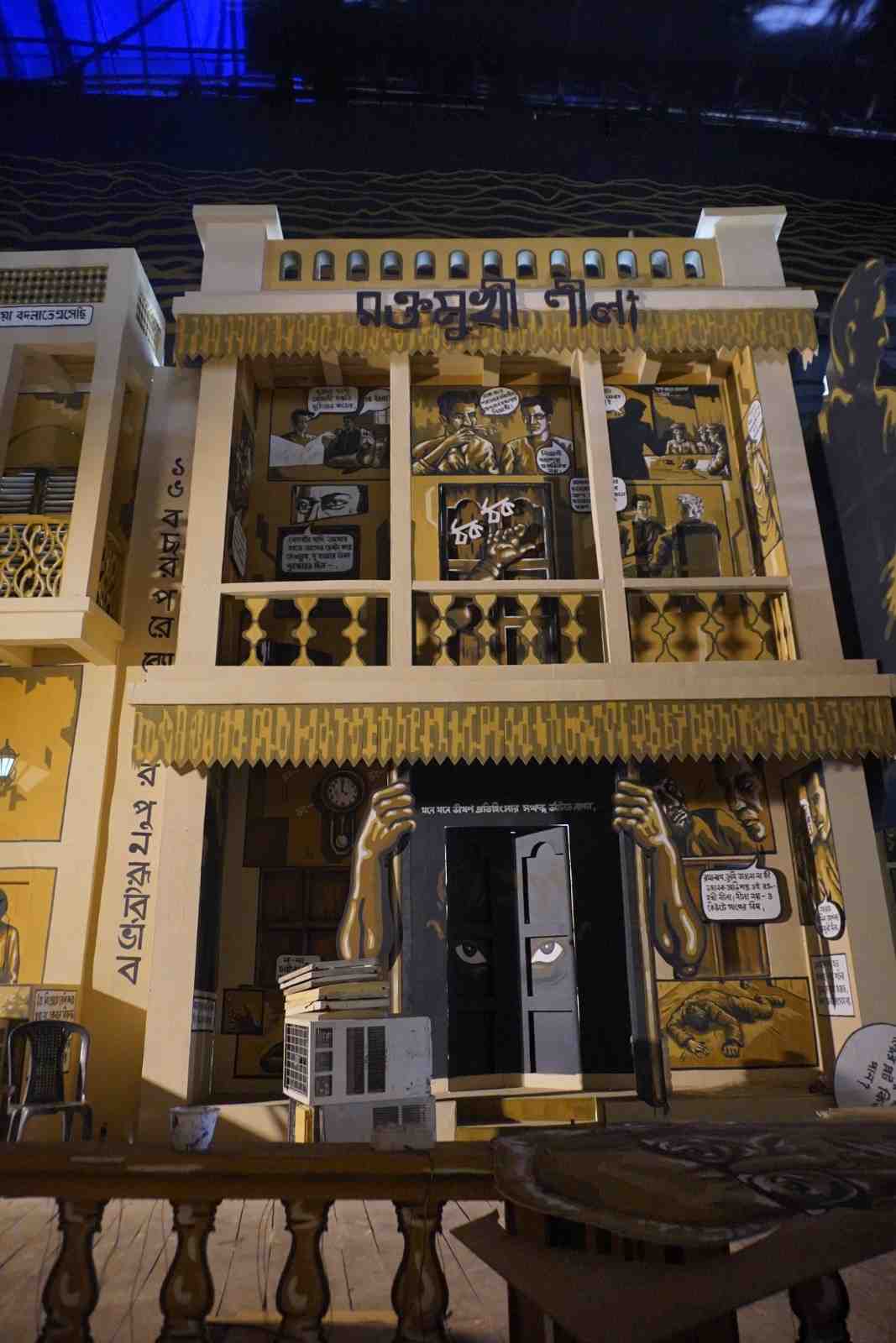 এই অনবদ্য থিম ভাবনায় পুজো মণ্ডপ সাজিয়ে তুলছেন শিল্পী অনির্বাণ দাস। 