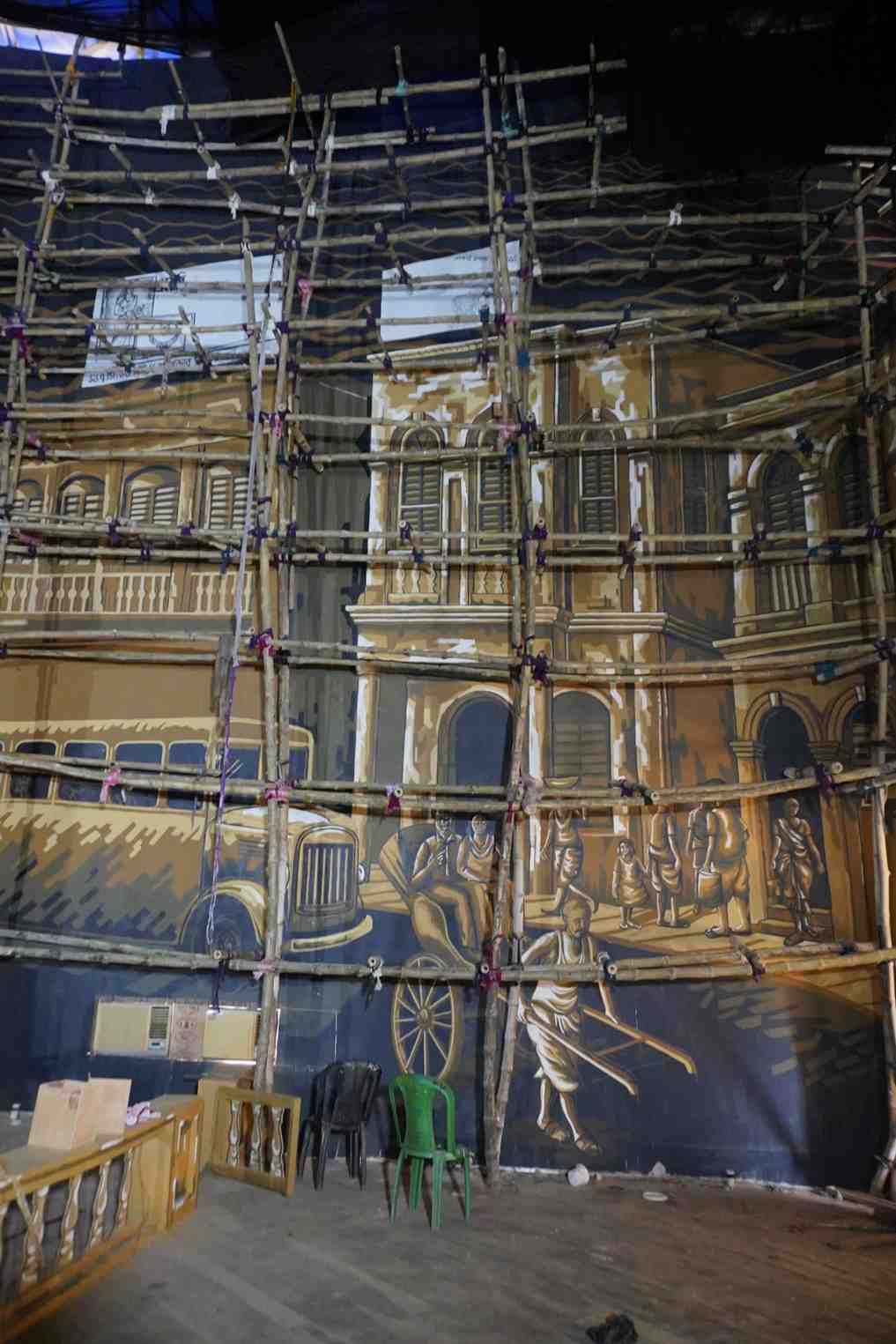 পুজো মণ্ডপের প্রায় ৮০ শতাংশ কাজই করা হচ্ছে লোহা ও কাঠ ব্যবহার করে। সঙ্গে রয়েছে প্লাইউড ও অন্যান্য সামগ্রী।    (এই প্রতিবেদনটি ‘আনন্দ উৎসব’ ফিচারের একটি অংশ)।