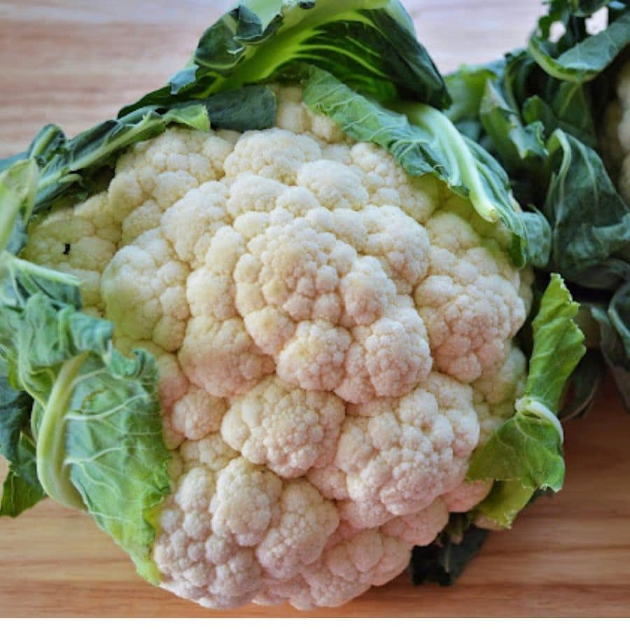 রান্নার করার জন্য কী কী লাগবে চলুন আগে জেনে নেওয়া যাক। ফুলকপির ডালনা বানাতে লাগবে- জিরে, লবঙ্গ, এলাচ, দারচিনি, তেজপাতা, শুকনো লঙ্কা, আদা বাটা, ধনে গুঁড়ো, হলুদ গুঁড়ো, জিরে গুঁড়ো, লঙ্কা গুঁড়ো, নুন, মিষ্টি, গরম মশলা, ঘি, কাঁচা লঙ্কা, ফুলকপি ৫০০, কড়াইশুঁটি ৫০, আলু, টমেটো, সর্ষের তেল। 