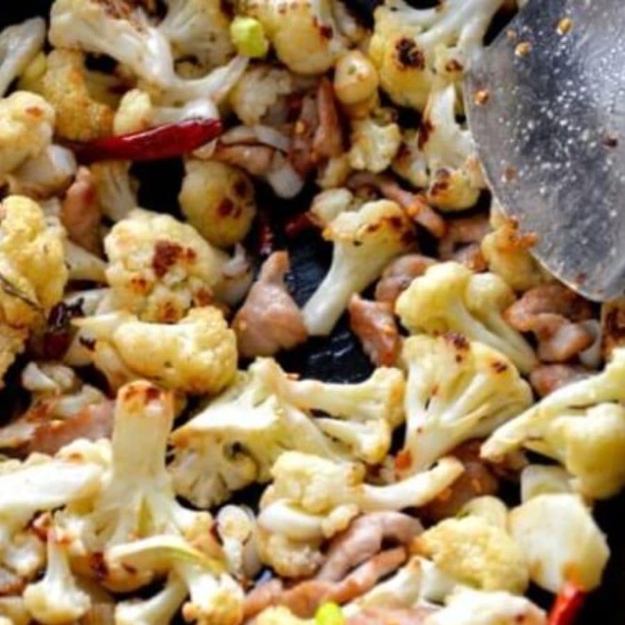 এ বার আসা যাক রন্ধন প্রণালীতে। এটার জন্য সবার আগে গ্যাস ওভেনে একটি কড়াই বসিয়ে তাতে পরিমাণ মতো সর্ষের তেল দিন। তেল গরম হলে তাতে ফুলকপি দিয়ে হালকা আঁচে হালকা করে ভেজে নিন। ফুলকপি ভাজা হলে সেটা সরিয়ে রাখুন। 