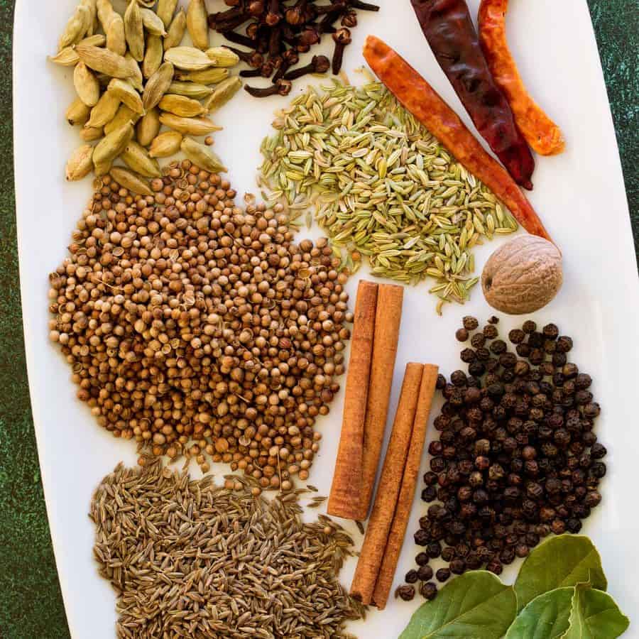 এ বার আবারও কড়াইয়ে আরও একটু তেল দিন। তার পর তাতে একে একে দিয়ে দিন শুকনো লঙ্কা এবং তেজপাতা। একটু নেড়েচেড়ে গোটা গরম মশলা অর্থাৎ লবঙ্গ, এলাচ এবং দারচিনি দিয়ে দিন। দিয়ে দিন জিরেও। 