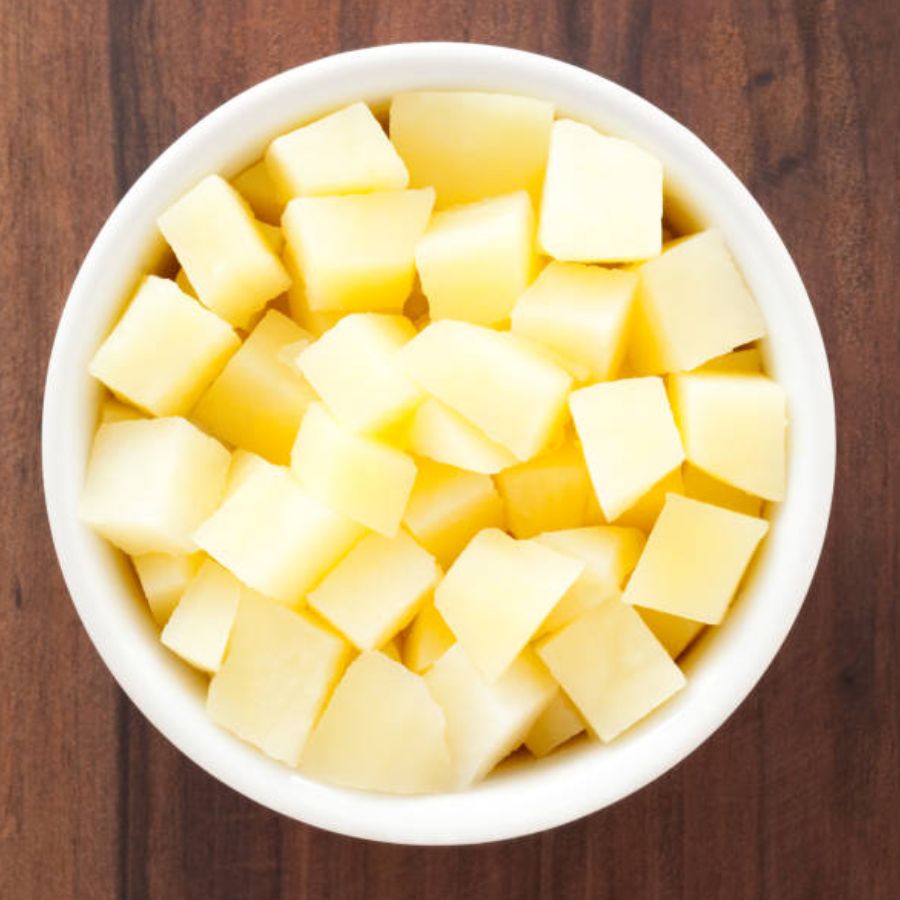 হালকা নেড়েচেড়ে তাতে যোগ করুন আলু। ঢাকা দিয়ে ঢিমে আঁচে কিছু ক্ষণ সেদ্ধ হতে দিন আলুটাকে। 