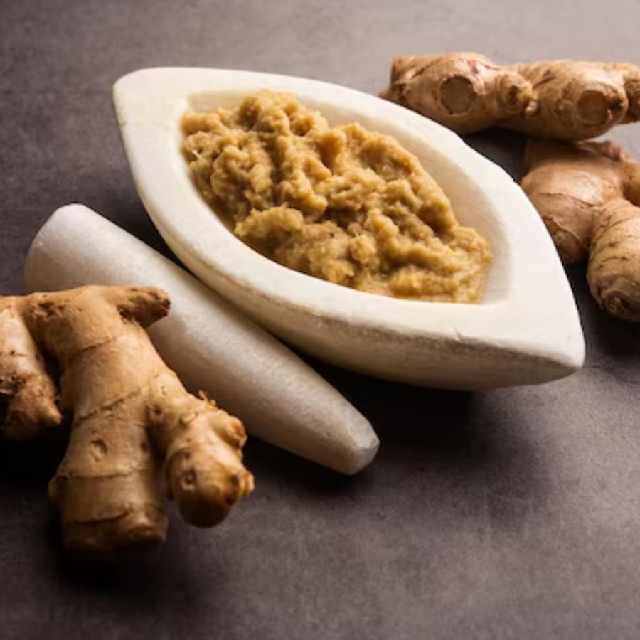 তত ক্ষণে একটা পাত্রে লঙ্কা গুঁড়ো, ধনে গুঁড়ো, হলুদ গুঁড়ো, জিরে গুঁড়ো, আদা বাটা নিয়ে নিন। সঙ্গে যোগ করুন সামান্য জল। এ বার গোটাটা একটা ভাল মিশ্রণ বানিয়ে নিন গুলে। 