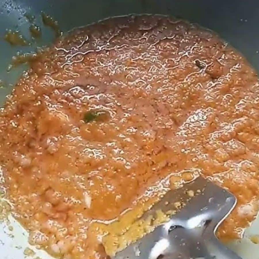 ওদিকে ঢাকা দিয়ে রাখা আলু ২-৩ মিনিট ঢিমে আঁচে সেদ্ধ হলে ঢাকনা খুলে তাতে যোগ করুন এই মিশ্রণটি। তত ক্ষণ কষতে থাকুন যত ক্ষণ না জল টেনে নিচ্ছে। 