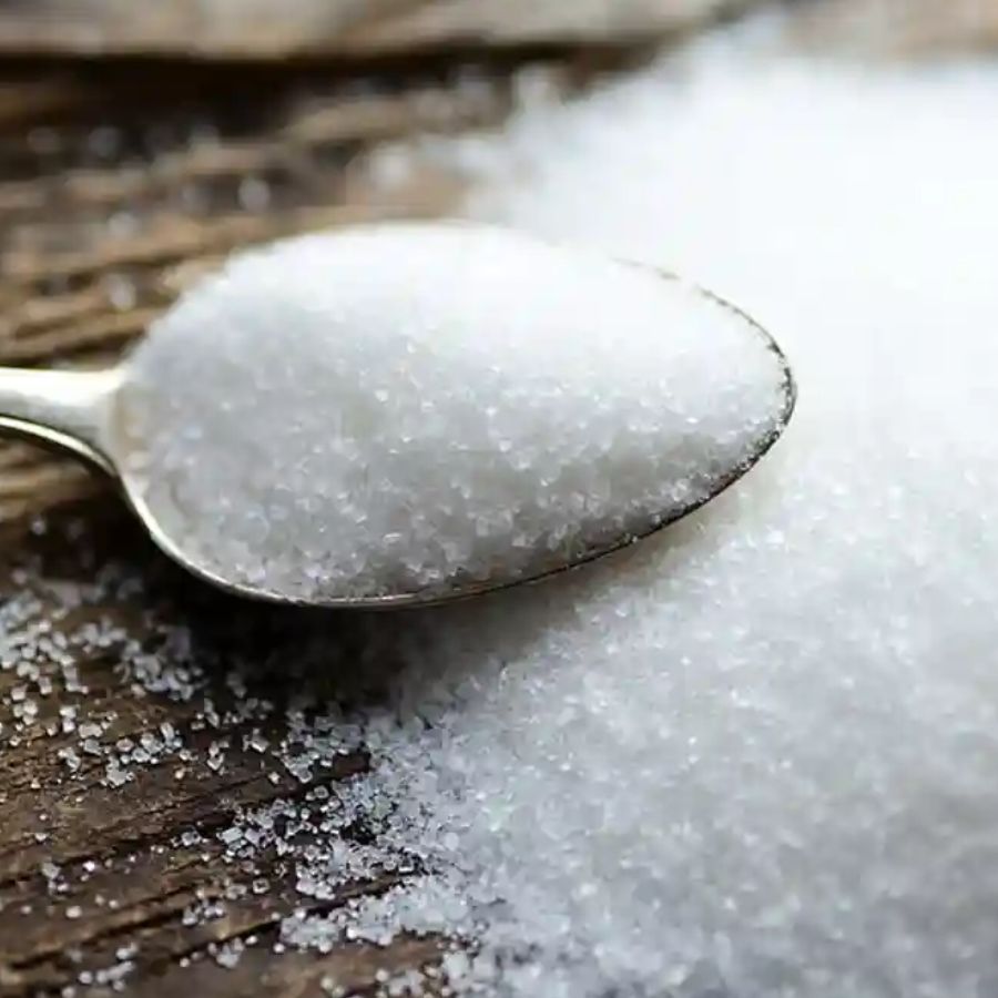 জল একদম টেনে গেলে তাতে স্বাদ মতো নুন দিন। দিয়ে দিন চিনিও। এ বার এটাকে ভাল করে মেশান। একটু জল দিয়ে নেড়ে নিন। 