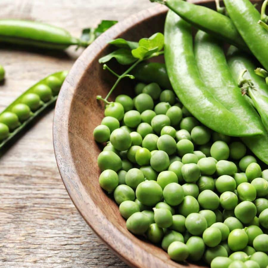 মিনিট চারেক নাড়াচাড়া করার পর যখন টমেটোগুলি গলে যাবে তাতে দিয়ে দিন আগে থেকে ধুয়ে রাখা কড়াইশুঁটি। দিয়ে দিন ভেজে রাখা ফুলকপিগুলিও। একটু নেড়ে ঢাকা দিয়ে দিন। 