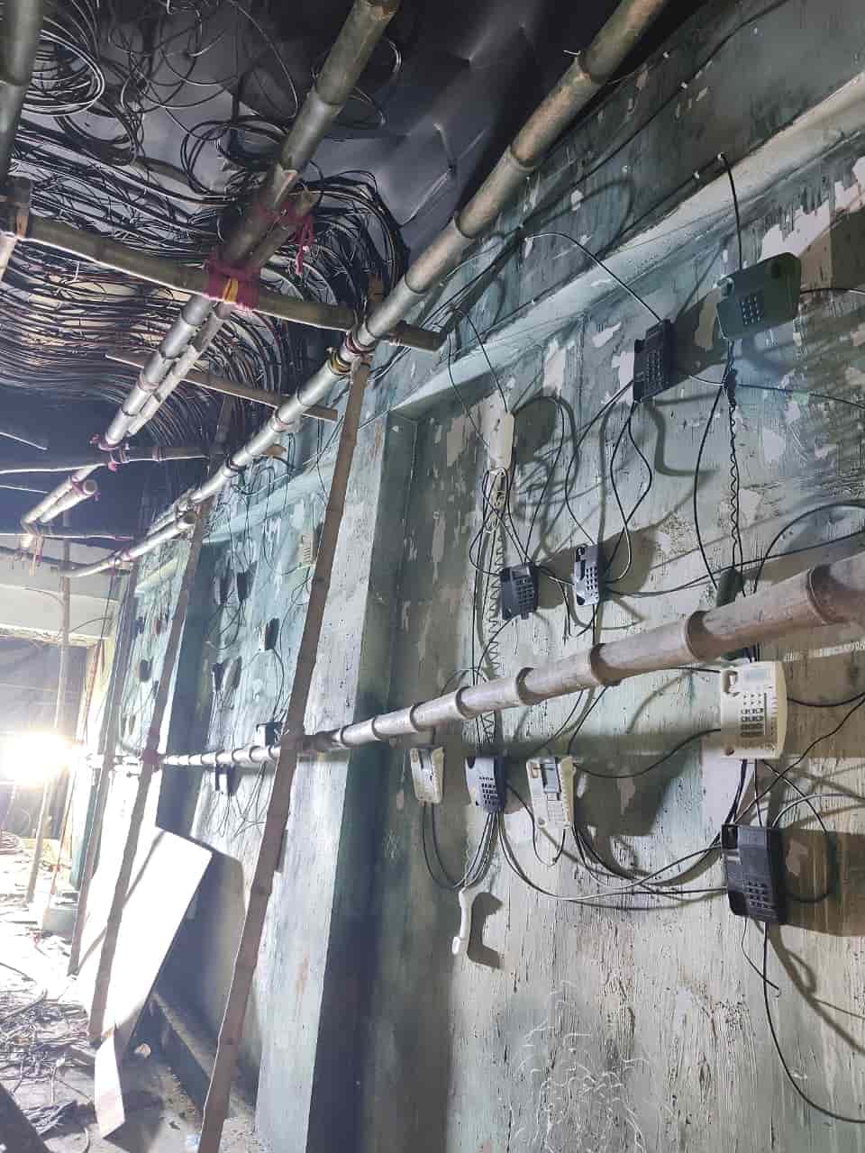 স্মৃতি মানেই তো চেনা-অচেনা সুখ-দুঃখের সঞ্চয়। শিল্পী শাশ্বত কুণ্ডু সেই স্মৃতির বাহন হিসেবে তুলে ধরেছেন টেলিফোনকে। 