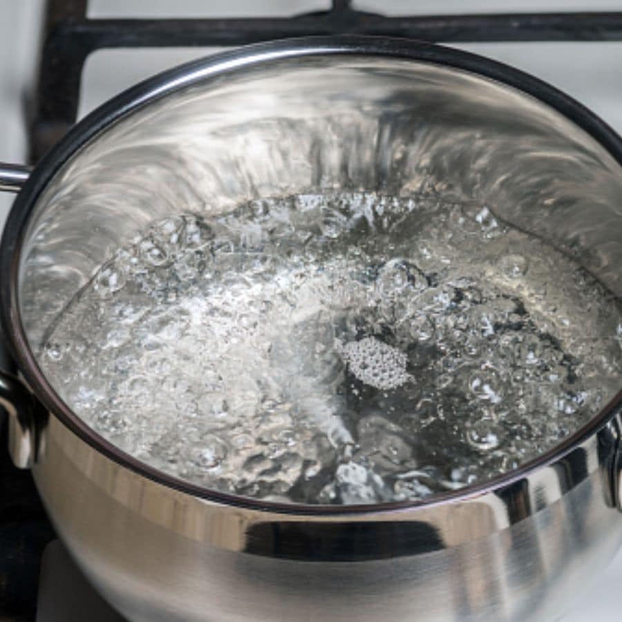 আঁচ কমিয়ে এ বার মিনিট তিনেক রান্না করুন। তত ক্ষণে আরেকটি পাত্রে একটু জল গরম করে নিন। 