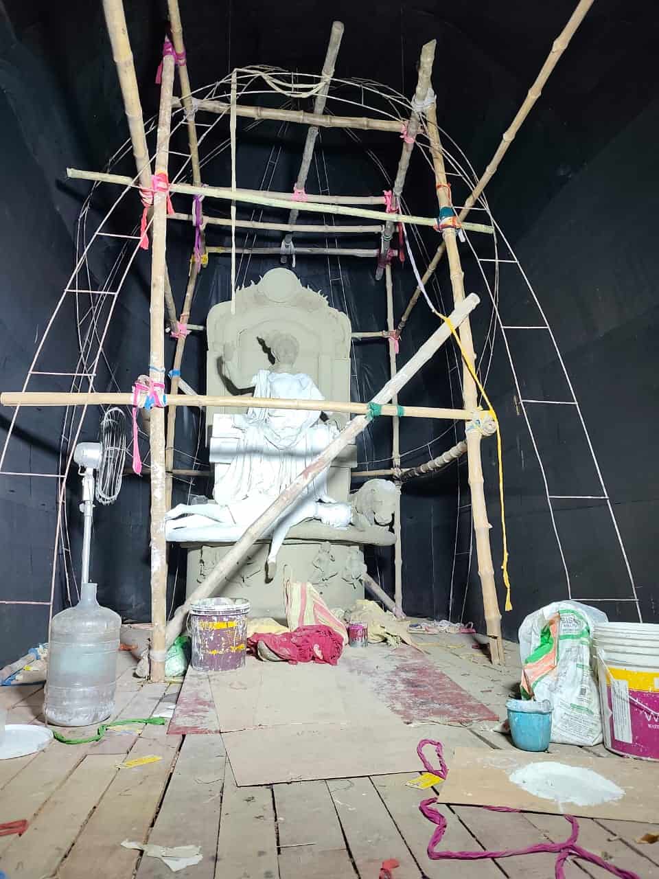 এক সময় যেটা শুধু যোগাযোগের মাধ্যম ছিল, সেটাই হয়ে উঠেছে আবেগের মাধ্যম। তারে জড়ানো হাসি, কান্না, প্রেম, বিচ্ছেদ—সব কিছুরই সাক্ষী সে। 