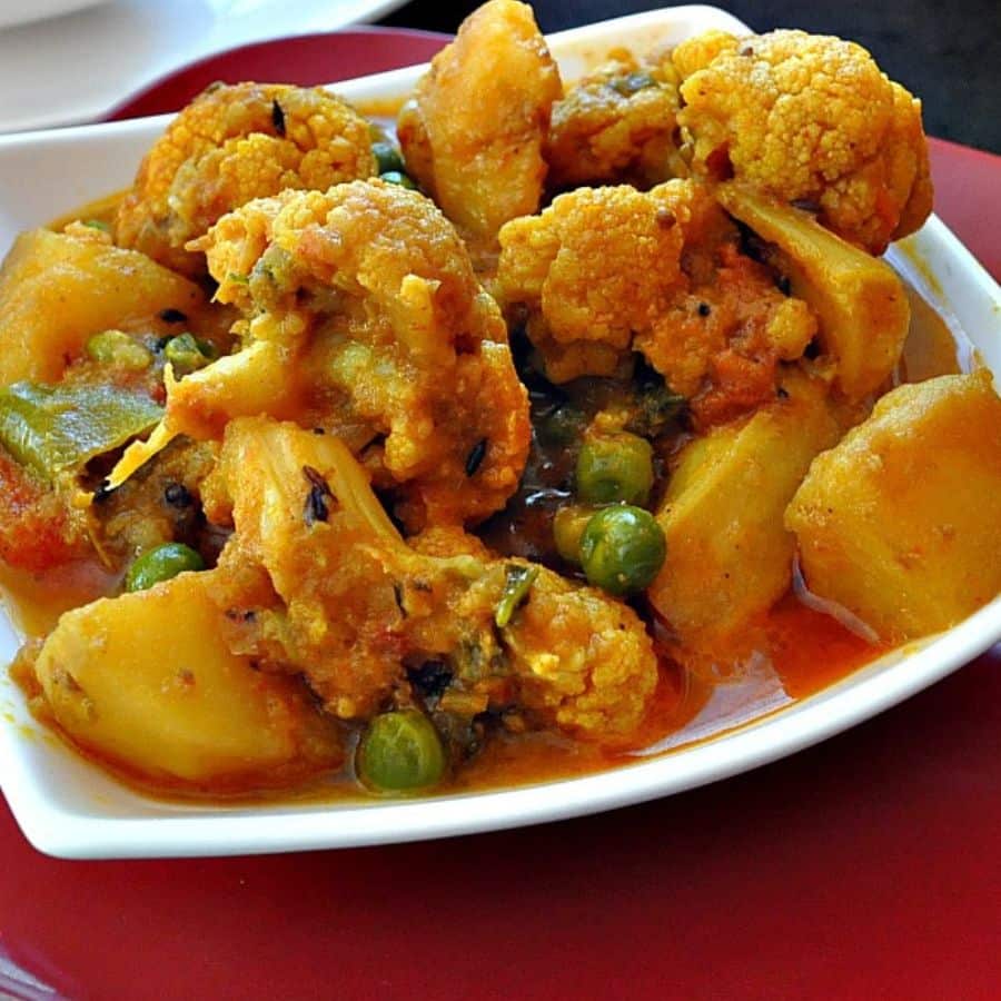  মিনিট তিনেক পর কড়াইয়ের ঢাকনা খুলে তাতে ওই গরম জল দিয়ে দিন। ফুটতে দিন অন্তত মিনিট দশেক। এ বার সব শেষে তাতে যোগ করুন গরম মশলা এবং ঘি। ব্যস, তৈরি আপনার ফুলকপির ডালনা। (এই প্রতিবেদনটি ‘আনন্দ উৎসব’ ফিচারের একটি অংশ)।