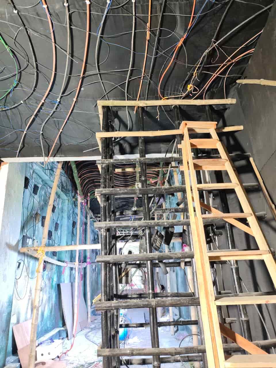 থিমের নকশা সাজিয়েছেন মানব সাহা, আর আলোয় প্রাণ এনেছেন অয়ন চট্টোপাধ্যায়। 