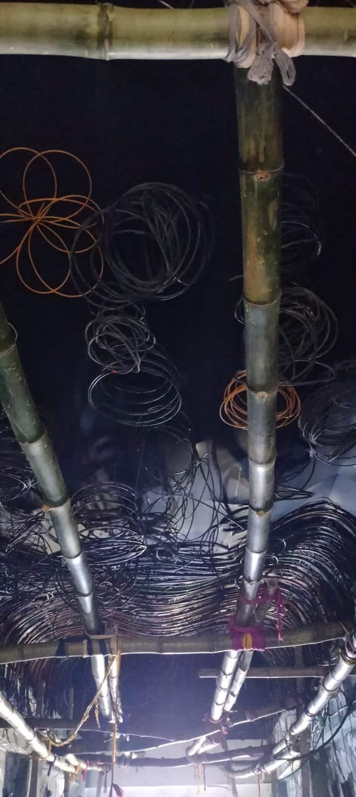 শিল্পীরা জানাচ্ছেন, দেবী মহামায়াই তো আদ্যাশক্তি। সেই শক্তি থেকেই জন্ম নেয় সব মায়া, আবার সেখানেই বিলীন হয়। 