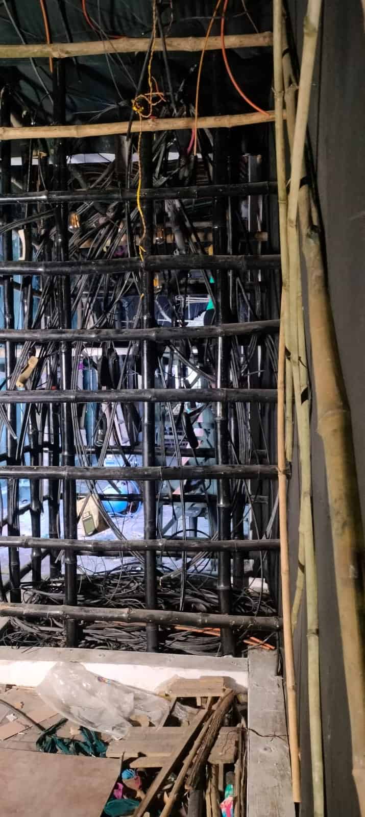  এই ভাবেই উল্টোডাঙা করবাগান এ বার পুজোর আবহে সাজিয়ে তুলছে স্মৃতির রঙিন দুনিয়া। ( এই প্রতিবেদনটি ‘আনন্দ উৎসব’ ফিচারের একটি অংশ। ) 