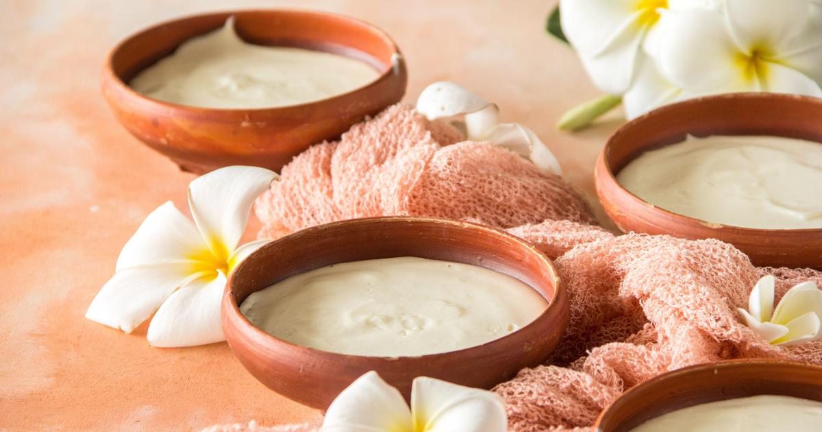 ভাপা দই বানাতে প্রধানত তিনটি জিনিস প্রয়োজন। সেগুলি হল - টক দই: ১ কেজি (জল ঝরানো), কনডেন্সড মিল্ক: ২৫০ গ্রাম এবং ছোট এলাচ গুঁড়ো: ১/২ চা চামচ।