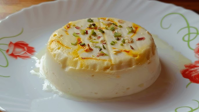 প্রথমে টক দই একটি পাতলা সুতির কাপড় বা ছাঁকনিতে নিয়ে ঝুলিয়ে রাখুন ২-৩ ঘণ্টা। এতে দইয়ের সমস্ত অতিরিক্ত জল ঝরে যাবে এবং দই একদম ঘন ও ক্রিমি হয়ে যাবে। এই প্রাথমিক ধাপটি ভাপা দইয়ের মসৃণ টেক্সচারের জন্য খুবই জরুরি।