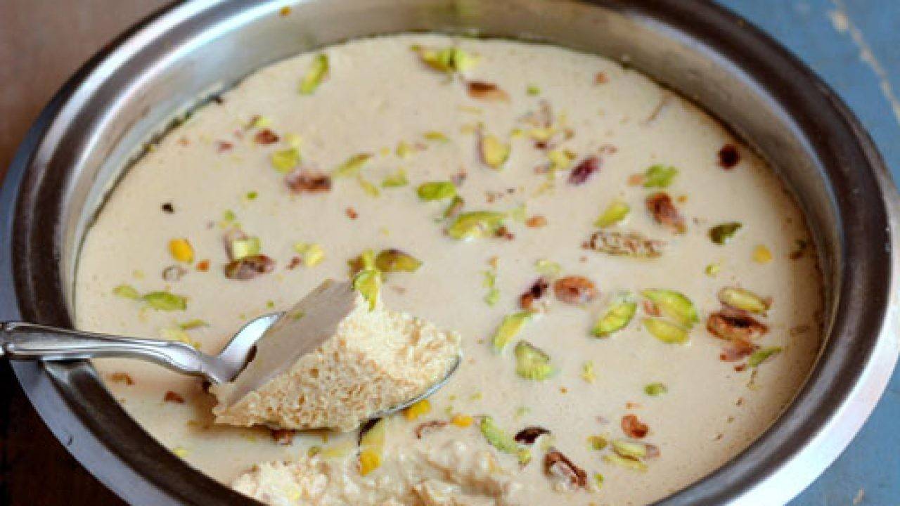 এ বার জল ঝরানো দই একটি বড় পাত্রে নিয়ে নিন। এর সঙ্গে কনডেন্সড মিল্ক ও এলাচ গুঁড়ো যোগ করুন। ভাল করে ফেটিয়ে নিন, যাতে কোনও দানা না থাকে এবং মিশ্রণটি একদম মসৃণ ও ফোলা ফোলা হয়।