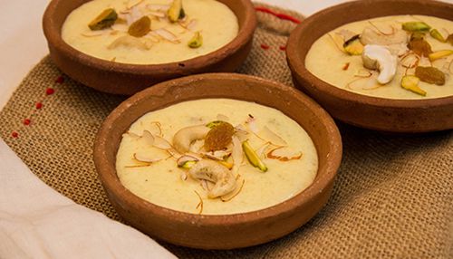 মিশ্রণটি প্রস্তুত হলে যে পাত্রে দই বসাবেন (যেমন স্টিলের টিফিন বক্স বা কাচের বাটি), তাতে ঢেলে দিন। পাত্রটি সামান্য মাখন বা তেল দিয়ে গ্রিজ করে নিলে দই বার করতে সুবিধা হবে।