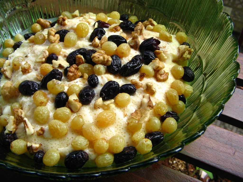 এ বার দইয়ের মিশ্রণের উপরে আপনার পছন্দ মতো ড্রাই ফ্রুটস বা জাফরান ছড়িয়ে দিন। কাজু, পেস্তা, আমন্ড কুচি বা কিসমিস দিয়ে সাজাতে পারেন। এতে দইয়ের স্বাদ ও সৌন্দর্য দুটোই বেড়ে যাবে।