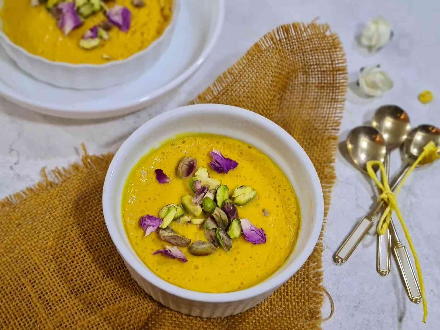 এ বার পাত্রের মুখ ফয়েল পেপার বা ঢাকনা দিয়ে ভাল করে মুড়ে বা ঢেকে দিন। তার পরে একটি বড় হাঁড়ি বা কড়ায় জল ফুটিয়ে তাতে একটি স্ট্যান্ড বসিয়ে দিন। দেখবেন, জল যেন স্ট্যান্ডের বেশি উপরে না ওঠে। এর উপরে দইয়ের পাত্রটি সাবধানে বসিয়ে দিন।