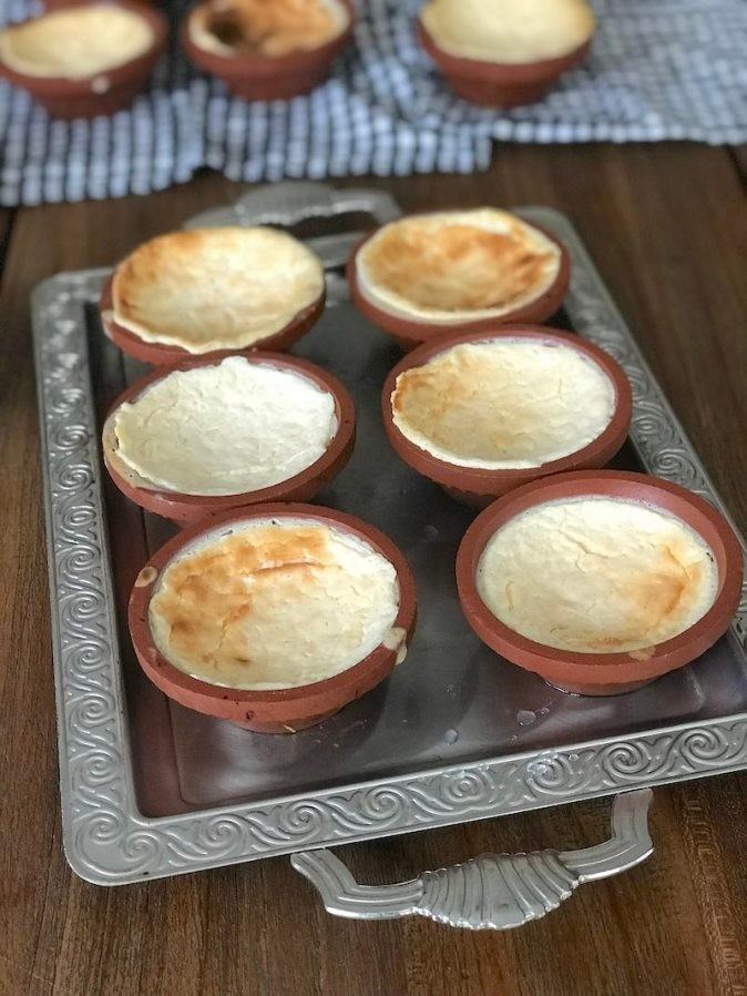 মাঝারি আঁচে ২৫-৩০ মিনিট দইটি স্টিম হতে দিন। দই সঠিক ভাবে ভাপা হয়েছে কি না, তা বোঝার জন্য একটি টুথপিক বা ছুরি ফুটিয়ে দেখে নিতে পারেন। যদি টুথপিক পরিষ্কার অবস্থায় বেরিয়ে আসে, তা হলে বুঝবেন ভাপা দই তৈরি।