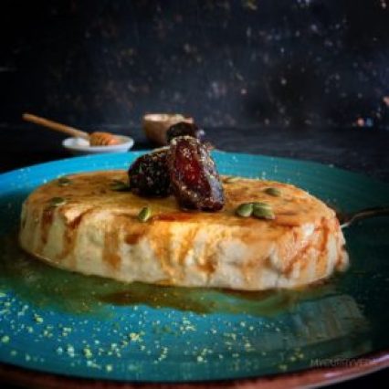 স্টিম হয়ে গেলে পাত্রটি নামিয়ে ঠান্ডা হতে দিন। এর পরে ফ্রিজে রেখে ২-৩ ঘণ্টা বা ভাল ভাবে সেট হওয়া পর্যন্ত ঠান্ডা করুন। এই পদটি ঠান্ডা খেতে বেশি ভাল লাগে।