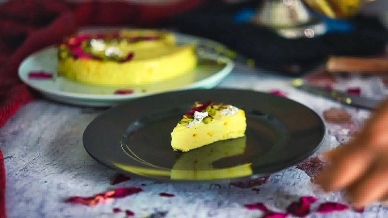 ঠান্ডা হওয়ার পরে ফ্রিজ থেকে বের করে একটি প্লেটে উল্টে দিন। যদি পাত্রের গায়ে এঁটে থাকে, তবে ধার দিয়ে একটি ছুরি চালিয়ে দিন। এর পরে সুন্দর করে কেটে পরিবেশন করুন। পুজোর কোনও একটি দিনে এই ভাপা দই আপনার অতিথি ও পরিবারের সদস্যদের মন জিতে নিতেই পারে।   (এই প্রতিবেদনটি ‘আনন্দ উৎসব’ ফিচারের একটি অংশ)।