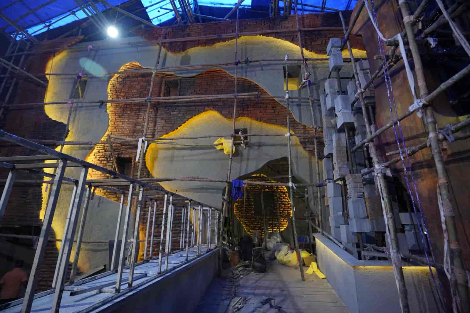 উত্তর কলকাতার এই পুজো এ বার ৬০ বছরে পা দিল। তেলেঙ্গাবাগানের এ বারের পুজোর থিম ‘অচলায়তন’। 