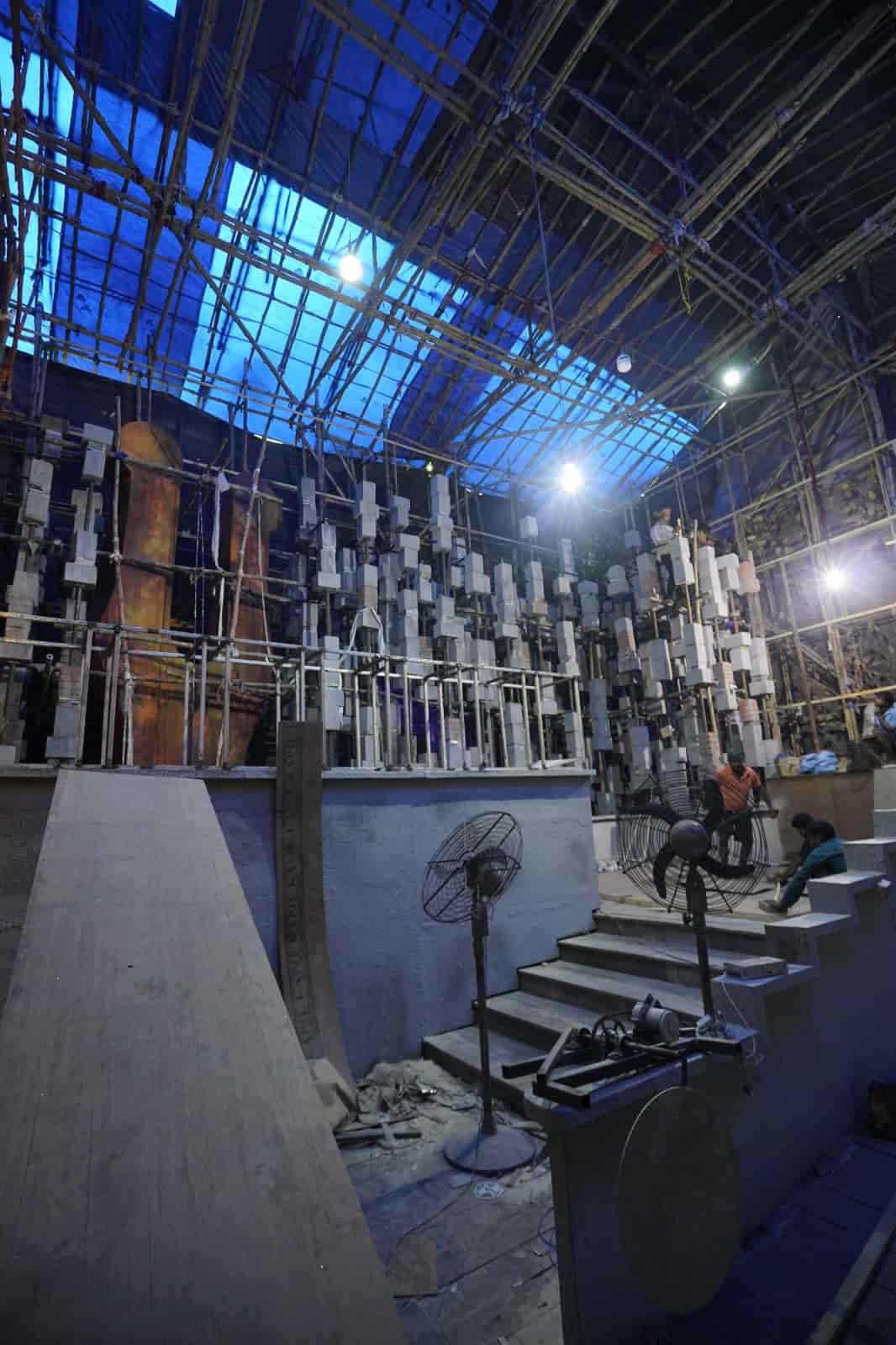 ‘অচলায়তন’ বানাতে তেলেঙ্গাবাগানে ব্যবহৃত হয়েছে প্লাইউড, কাঠ, বাঁশ, সিমেন্ট, ইট। মধু সাহা জানিয়েছেন তাঁরা তাঁদের মণ্ডপসজ্জার কাজে কোনও দাহ্য পদার্থ ব্যবহার করেননি। 