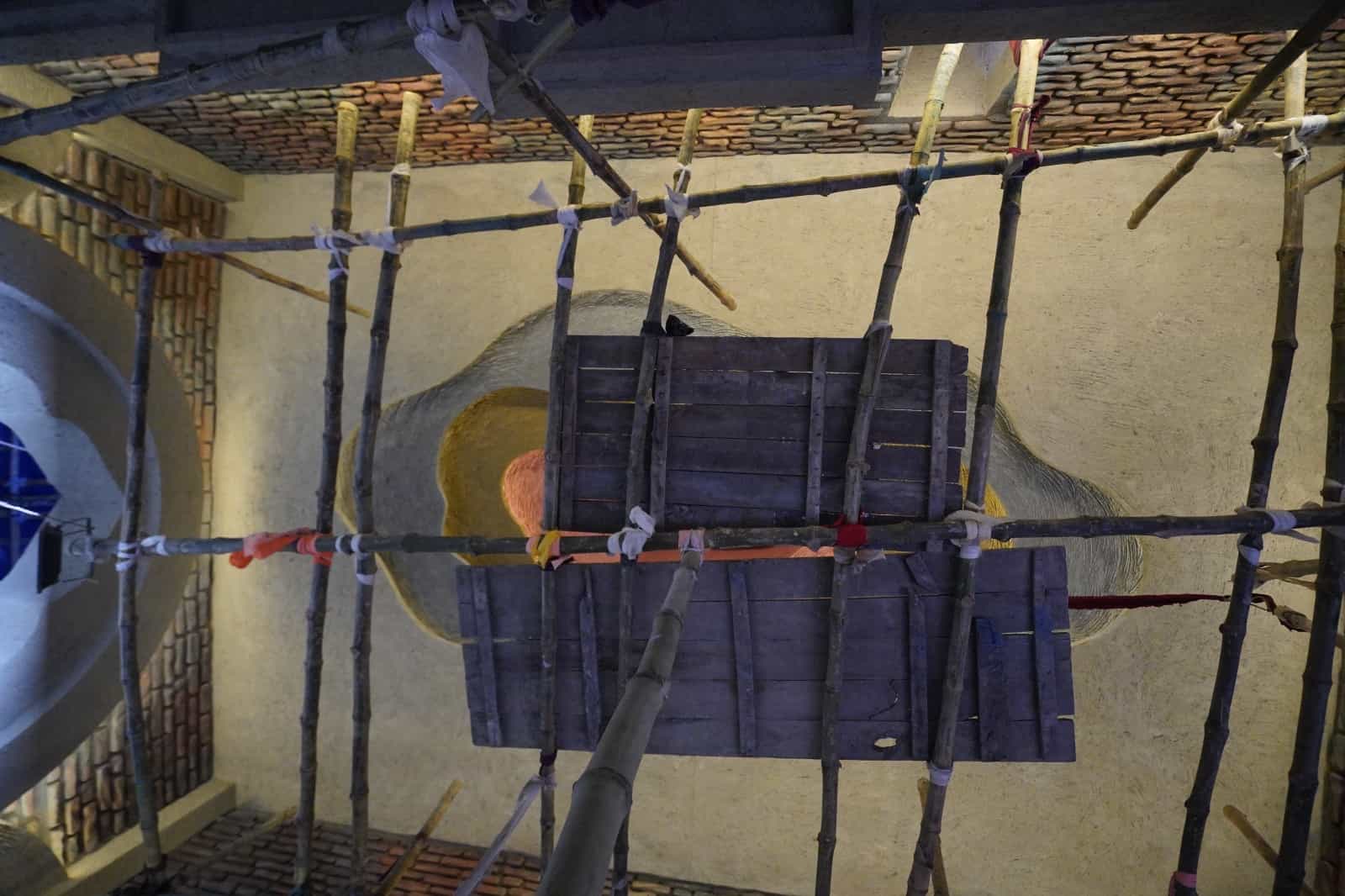 তবে এ বার তাঁদের বিশেষ চমক রয়েছে অন্য জায়গায়। একটি অচল বা স্থির চিত্র রাখা থাকবে মণ্ডপে। সেটিকে স্ক্যান করলেই সচল হয়ে যাবে। 