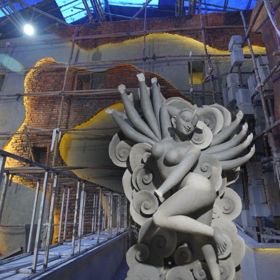 তা হলে এই বছর উত্তরের ঠাকুর দেখতে গেলে এক বার ঢুঁ মারবেন নাকি তেলেঙ্গাবাগানে? ( এই প্রতিবেদনটি ‘আনন্দ উৎসব’ ফিচারের একটি অংশ। ) 