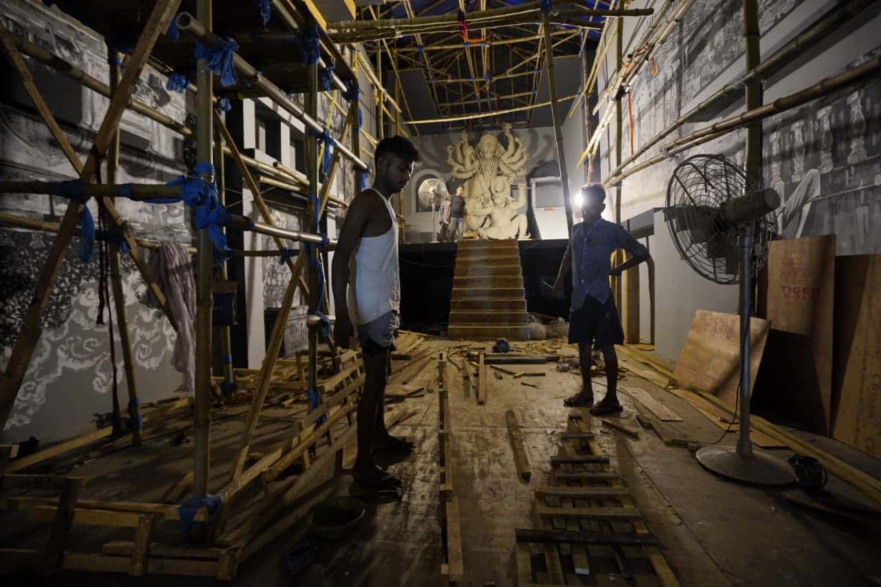 এ বার হাতিবাগান সর্বজনীন তাদের ৯১তম বর্ষে হাজির করেছে এমন এক কাহিনি, যা শহরের বুকেই আছে, অথচ চোখের আড়ালে। থিমের নাম—‘অথঃ ঘাট কথা’।