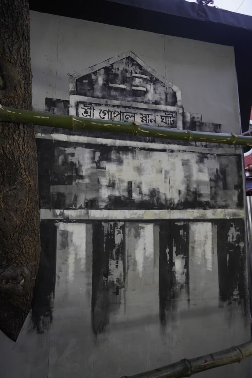 উত্তর কলকাতার বিস্মৃত ঘাটগুলিকেই আলোয় আনছেন শিল্পী তাপস দত্ত ও ফরাসি শিল্পী থমাস হেনরিয়ট। চলছে এই দুই জন শিল্পীর অসামান্য যুগলবন্দি। 