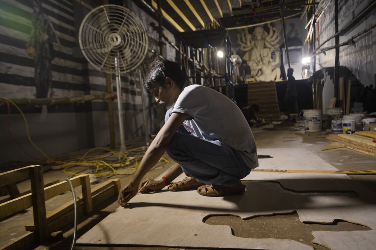 পরে আরও যোগ করে বলেন, “যেই ঘাটগুলির আড়ালে পড়ে যাওয়া ইতিহাস আছে, যাদের প্রচার নেই, সেই ঘাটগুলিকেই পুজোর সময় মানুষের সামনে তুলে ধরা, এটাই উদ্দেশ্য।”