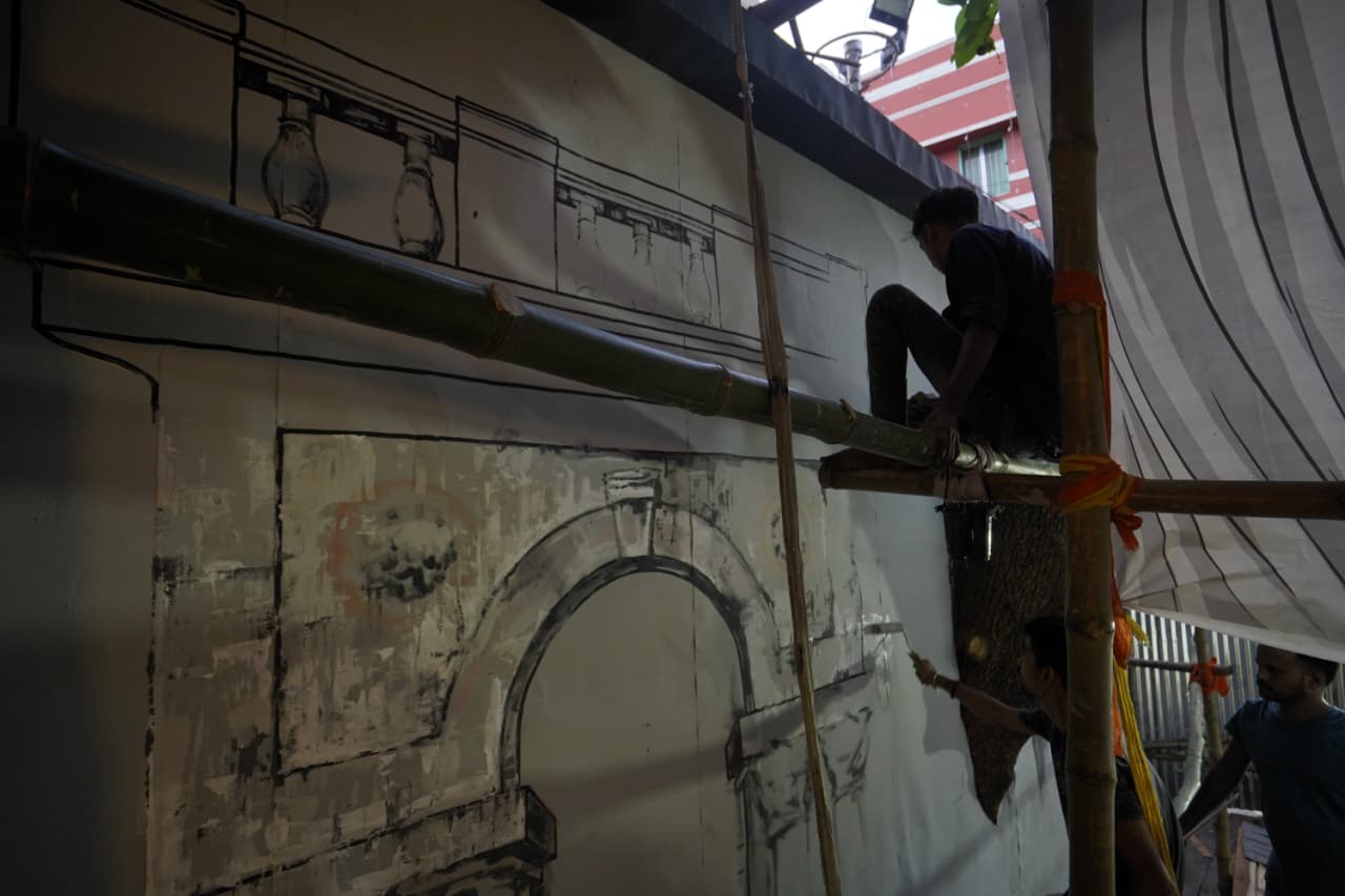 এই কাজে তাঁর পাশে মৃৎশিল্পী হিসেবে রয়েছেন পরিমল পাল। 