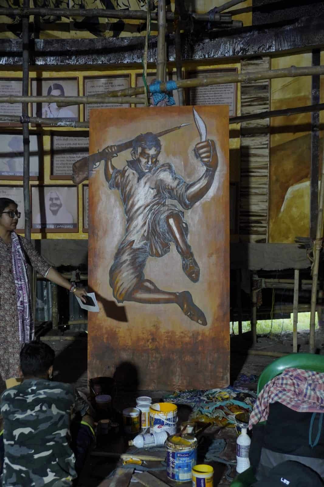 ৬। বিপ্লবীদের কিছু ছবি যেমন ছাপা হয়েছে তেমনই কিছু রয়েছে হাতে আঁকাও। 