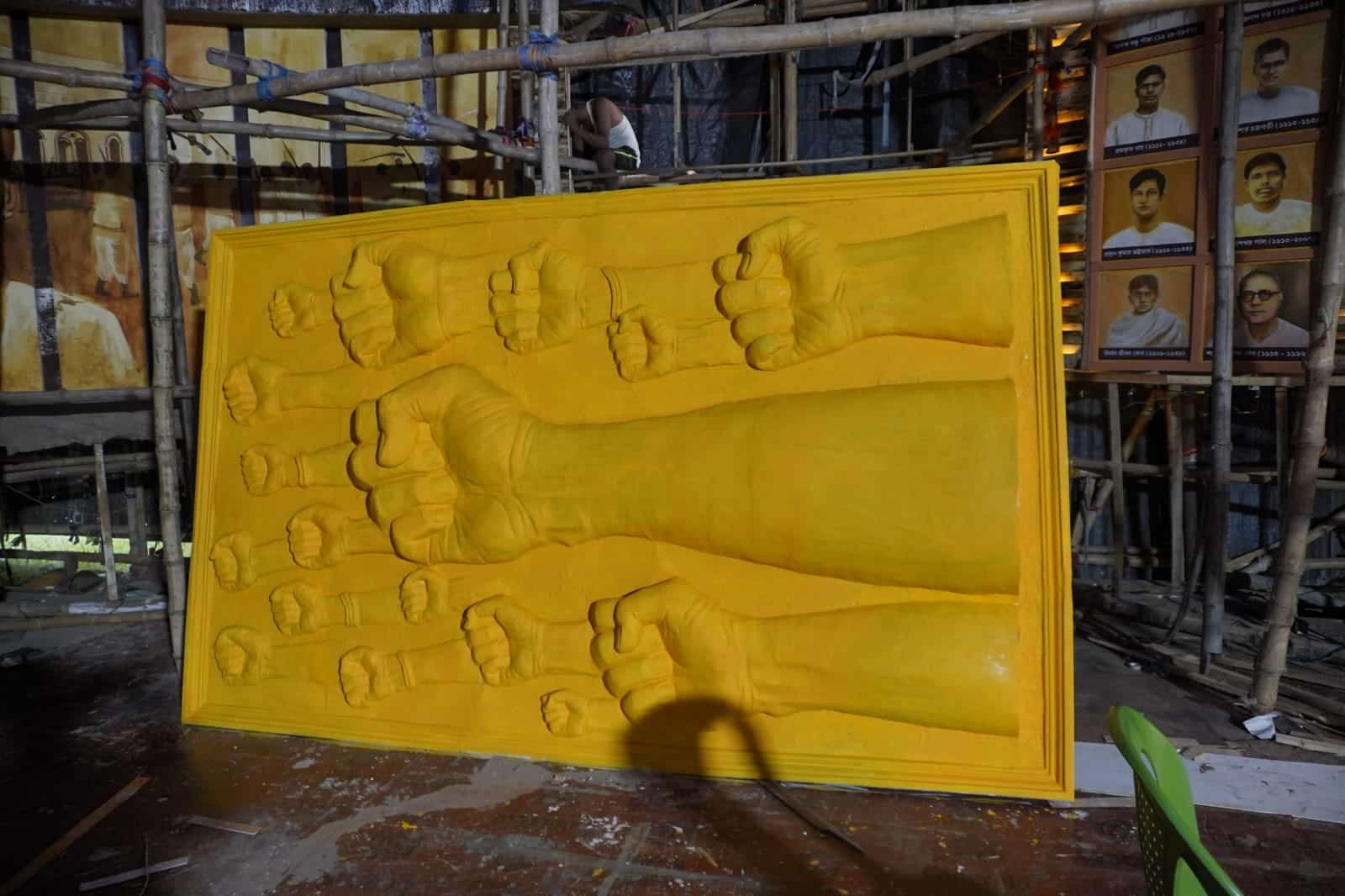 ৪। বাঁশ, প্লাই ও লোহার পাতের সহযোগে প্যান্ডেলসজ্জা তো আছেই। মণ্ডপের দেওয়ালে চোখ বোলালেই ফুটে উঠবে বিপ্লবের ইতিহাস।   