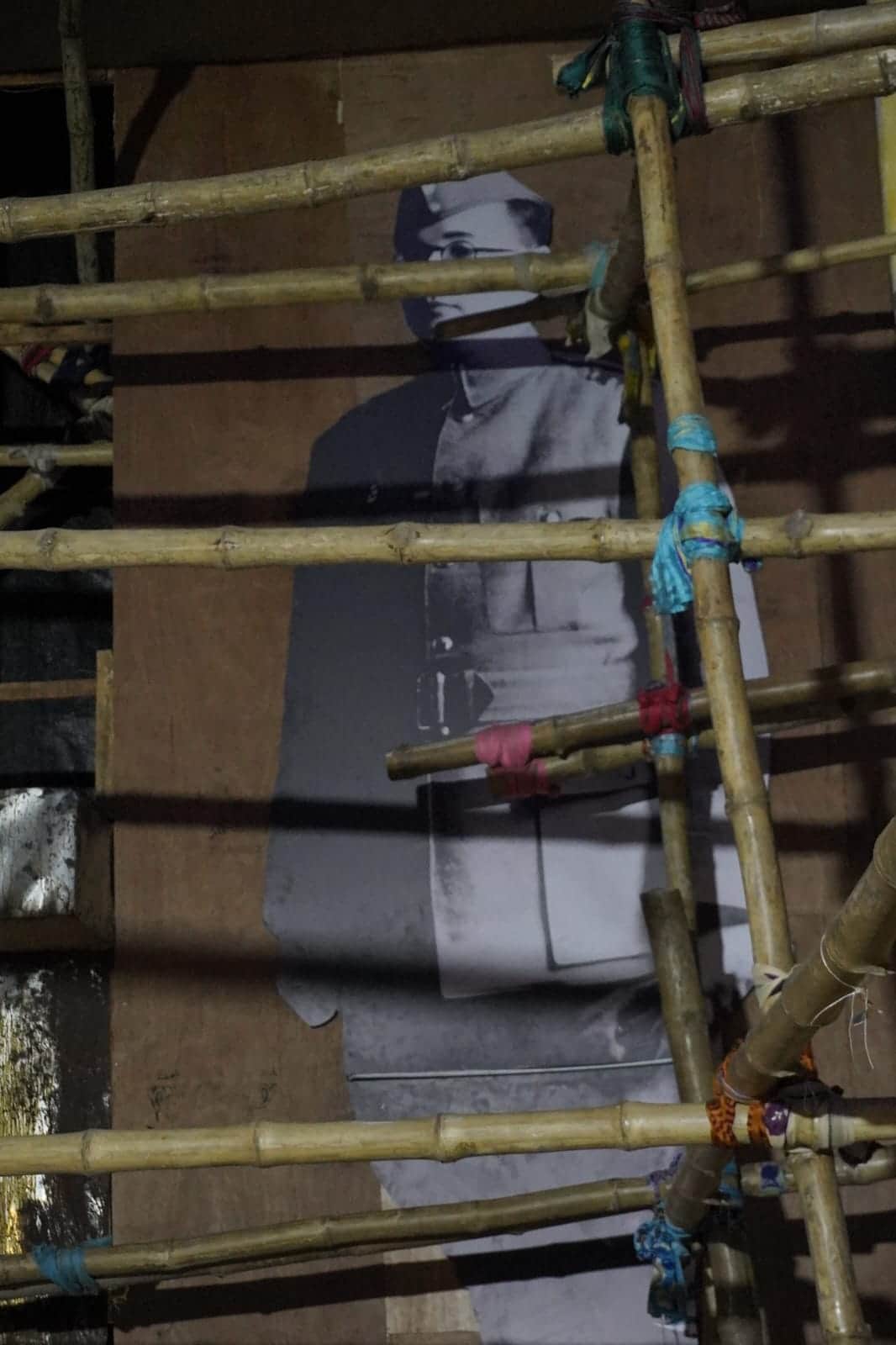 ৭। এই পুজো কমিটির জন সংযোগ আধিকারিক পিনাকী দত্ত জানান, পুজোর এই থিম সেই সমস্ত বিপ্লবীদের কথাও মনে করাবেন, যাঁদের কথা মুছে গিয়েছে ইতিহাসের পাতা থেকে। 