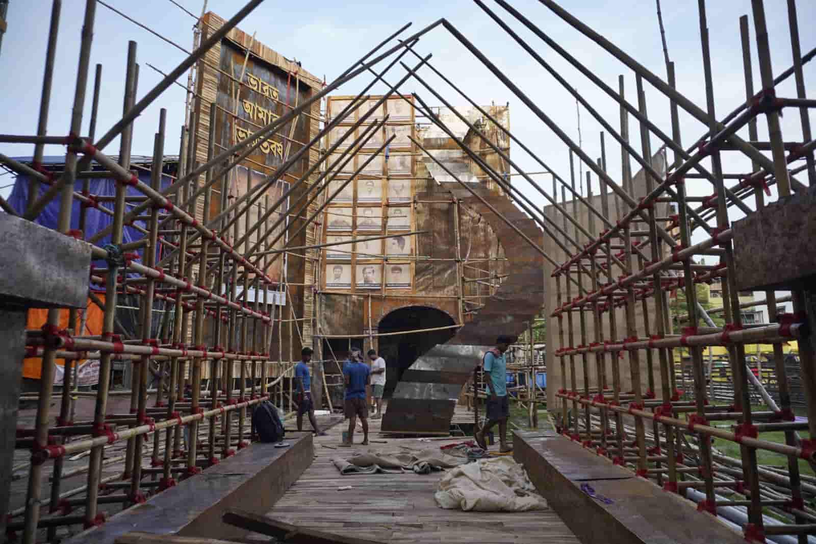 ৯। তাঁর কথায়, “এই স্থানে বহু বিপ্লবীদের পদধূলি পড়েছে। আমরা আমাদের শততম দুর্গাপুজো সেই পূর্বসূরিদেরই উৎসর্গ করছি।” 