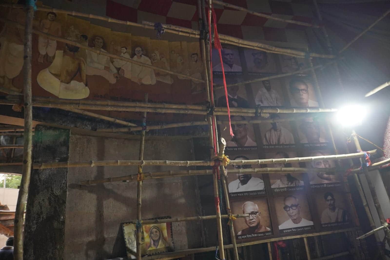 ৩। সেই ভাবনা থেকে শুরু করে মণ্ডপসজ্জা, সবেতেই প্রাণ ঢেলেছেন শিল্পী শুভদীপ মজুমদার।