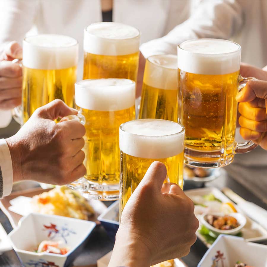 কাজের সূত্রে দিনের ৮ থেকে ১০ ঘণ্টা সহকর্মীদের সঙ্গে কাটাতে হয়। তাঁদের সঙ্গে সম্পর্ক তেতো হয়ে গেলে তার প্রভাব পড়ে কর্মজীবনেও। কাজ করার স্পৃহা কমে যায়, নেতিবাচক চিন্তাও ঘোরাফেরা করতে শুরু করে। তাই কর্মক্ষেত্রকে আরও বন্ধুত্বপূর্ণ করে তোলার জন্য অফিসের পর মদ্যপানের আসর জমানোর প্রথা রয়েছে জাপানে।