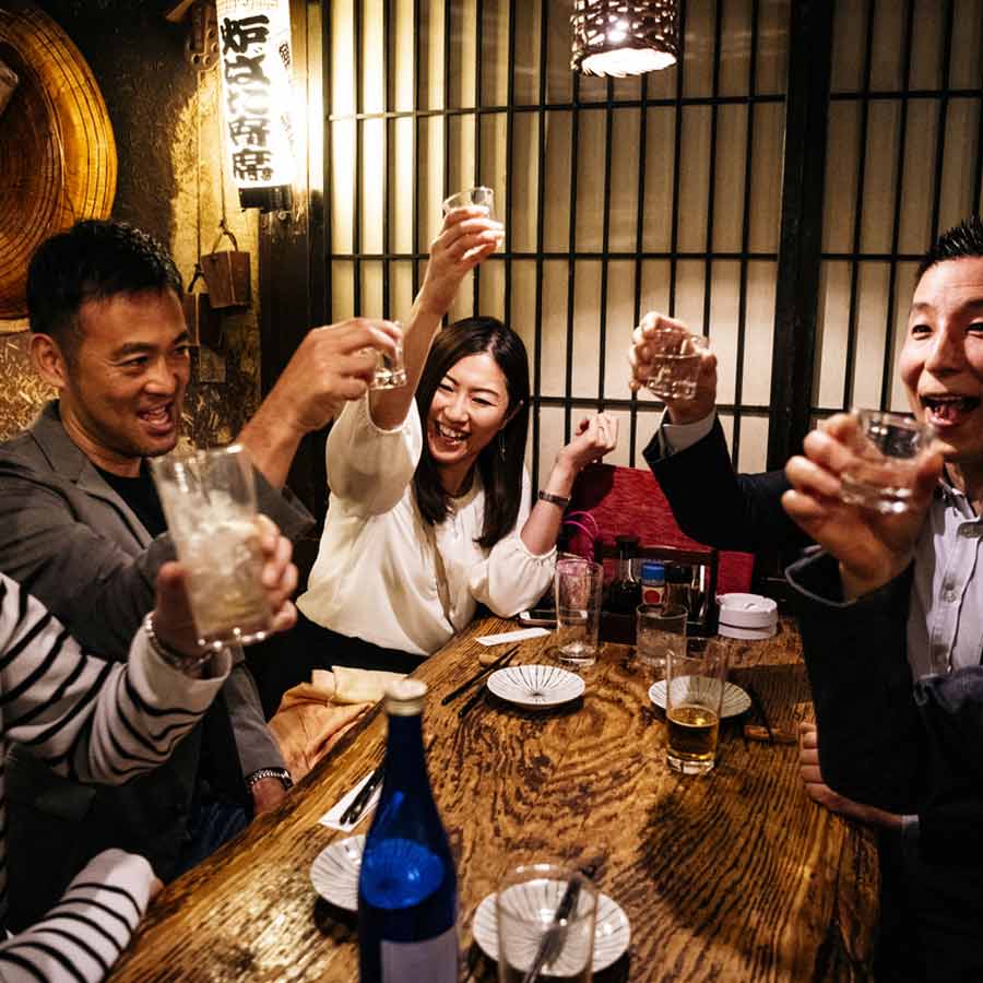 অফিসের সমস্ত কাজ সারার পর সহকর্মীরা এমন কোনও রেস্তরাঁয় দেখা করেন যেখানে খাবারের পাশাপাশি সুরাপানও করা যায়। জাপানে এই প্রথা ‘নোমিকাই’ নামে পরিচিত।