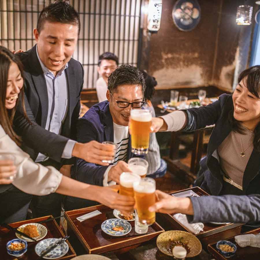 ‘নোমিকাই’ শব্দটি ‘নোমু’ এবং ‘কাই’ নামের দু’টি জাপানি শব্দ থেকে এসেছে। এর অর্থ একসঙ্গে মদ্যপান করা। সংস্থার কর্মীরা অফিসের পর মদ্যপানের আসরে যোগ দেবেন, এমনই নিয়ম রয়েছে জাপানে। তবে যখন খুশি সে আসর বসে না। বিশেষ পরিস্থিতিতে আসরের আয়োজন করে সংস্থাই।