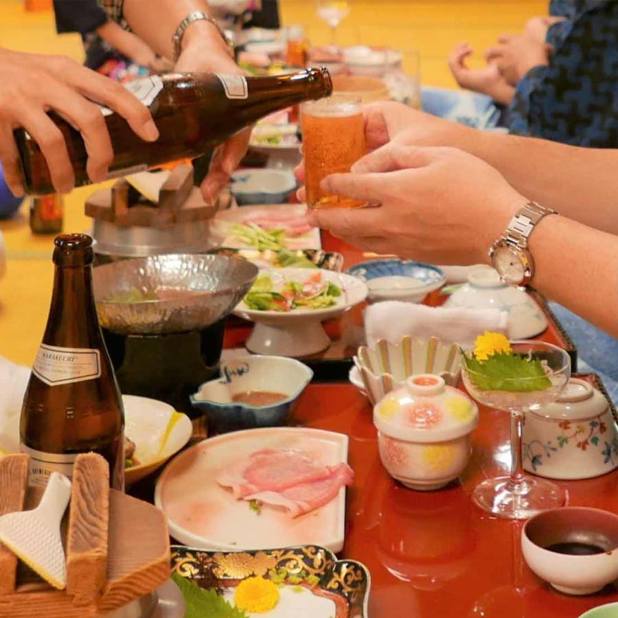 খাওয়াদাওয়ার আয়োজন কোন রেস্তরাঁয় করা হবে তা নির্বাচন করার দায়িত্ব থাকে নোমিকাইয়ের আয়োজকের উপর। জাপানে এমন কতকগুলি রেস্তরাঁ রয়েছে যা ‘ইজ়াকায়া’ নামে পরিচিত।