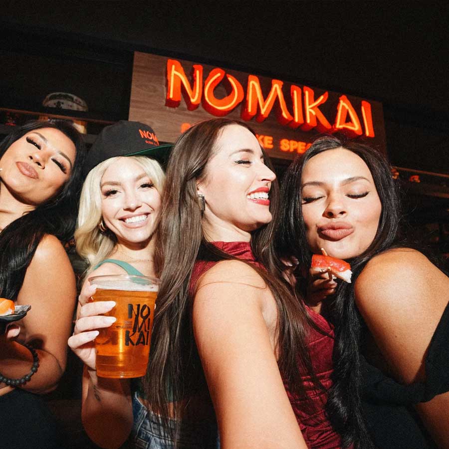 ‘ইজ়াকায়া’ রেস্তরাঁর বিশেষত্ব হল, সেখানে খাবারের পাশাপাশি মদও পরিবেশন করা হয়। তা ছাড়া বড় দলের বসার জন্য সেই রেস্তরাঁগুলির ভিতর আলাদা জায়গাও থাকে। সাধারণত নোমিকাই আয়োজনের জন্যই সেই বিশেষ জায়গাগুলি বরাদ্দ। নোমিকাইয়ের আয়োজক সেই তালিকা থেকে একটি রেস্তরাঁ নির্বাচন করার পর সহকর্মীদের কাছ থেকে টাকা সংগ্রহ করতে শুরু করেন।