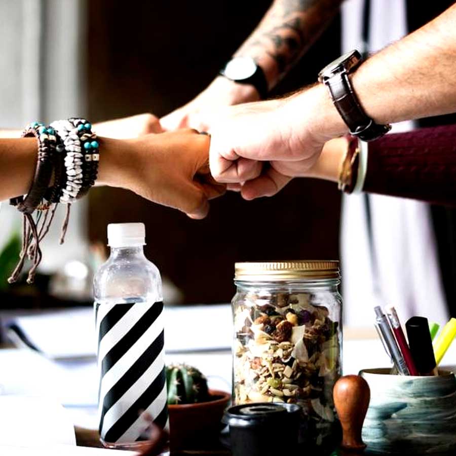 নোমিকাইয়ের আসর শুরু হয় আয়োজকের ভাষণ দিয়ে। তার পর সংস্থার অধিকর্তা সহকর্মীদের উদ্দেশে অনুপ্রেরণামূলক বক্তৃতা করেন। বক্তৃতা শেষ হলে শুরু হয় খাওয়াদাওয়া।