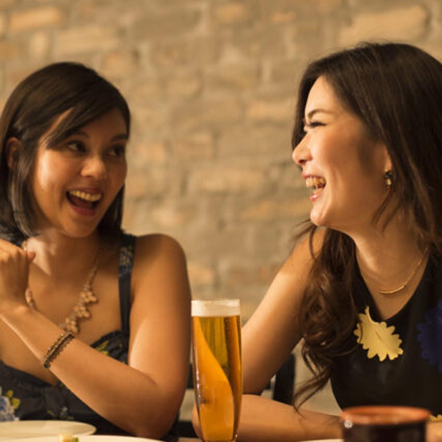 অধস্তন কর্মীদের গ্লাস ফাঁকা থাকলেও তা আবার পূর্ণ করতে দ্বিধা বোধ করেন না সংস্থার ঊর্ধ্বতনেরা। তাঁরাই অধস্তনদের মদ পরিবেশন করে দেন। তবে পরিবেশনের সময় কখনও বাধা দেওয়া উচিত নয়। বিশেষ করে, ঊর্ধ্বতনদের মানা করলে হিতে বিপরীত হওয়ারও আশঙ্কা থাকে।